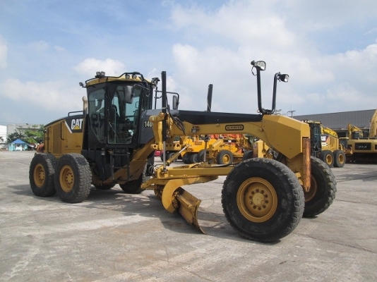 รถเกรด 140M (MOTOR GRADER) ยี่ห้อ (Maker): CAT ซีเรียล (S/No): CAT0140MAB9M00278 รุ่น(Model): 140M ชั่วโมงทำงาน (Hour): 4998 ชั่วโมง ปี (Year) : 2008