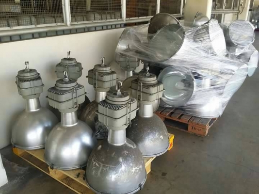 ขายด่วนๆๆๆ โคมไฟ high bay 250 watt สภาพดีมาก tel 0988978742