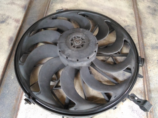 พัดลมเป่าแผงแอร์หน้าBMW520I 525I E34ถอดเก็บไม่ได้ใช้