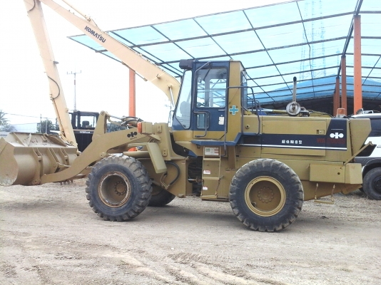 ขายรถตักล้อยาง KOMATSU WA 200-1 รถนำเข้าจากนอกแท้ยังไม่เคยใช้งานในไทยมีแอร์เอกสารอินวอยไฟฟ้าครบสภาพเดิมสวยเต็มทุกอย่างพร้อมใช้งานร้านละอองดาวแทรคเตอร์นครชัยศรี