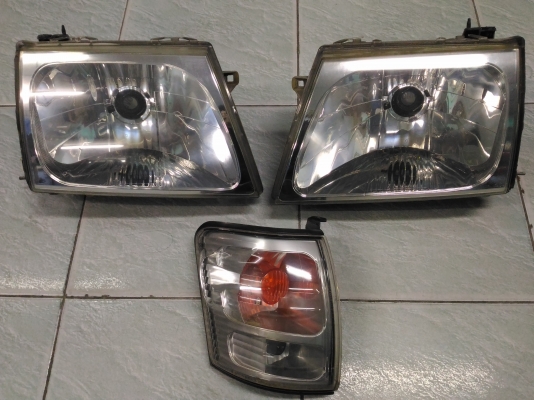 ไฟคู่หน้าของแท้โตโยต้าไทเกอร์D4D ไฟมุมขวา