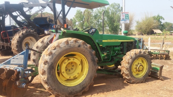 ขายจอนเดียรุ่น 5615 รุ่นยอดนิยมแรงประหยัดน้ำมัน เอกสารเล่มทะเบียนครบได้อุปกร2อย่าง