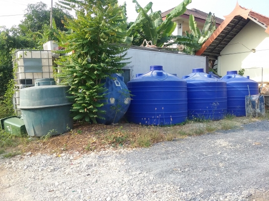 ถังน้ำ 4,000 ลิตร เหลือ 2 ใบ จะขายเหมาเพียงใบละ 8,500 เป็นของใหม่ พลาสติกหนา ซื้อมาใบละ 2 หมื่น ยังไม่ได้ใช้จะขายออก อยู่หน้าบ้านผม มาขนเอาเอง