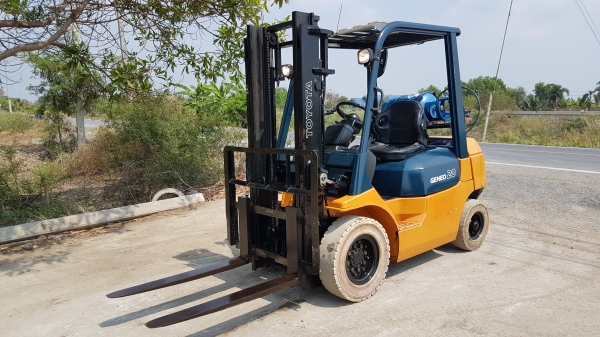 ขายด่วนรถยก TOYOTA 7FG20ยก2ตันเสาสูง3เมตรยางตัน4เส้นเกียออโต้รถนอกเพิ่งเข้ามายังไม่เคยใช้งานในเมืองไทยเลย