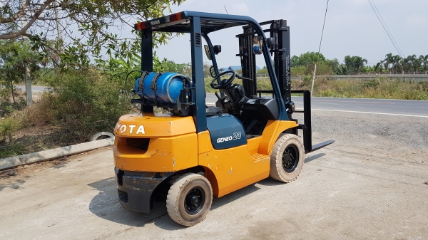 ขายด่วนรถยก TOYOTA 7FG20ยก2ตันเสาสูง3เมตรยางตัน4เส้นเกียออโต้รถนอกเพิ่งเข้ามายังไม่เคยใช้งานในเมืองไทยเลย