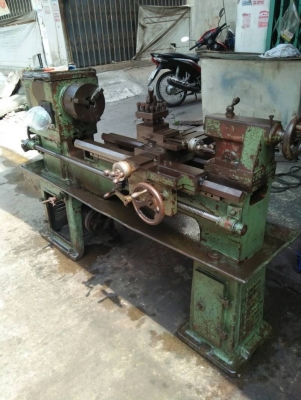 ขายเครื่องกลึง5ฟุตใต้หวันเกียร์กระตุกพร้อมใช้ไฟ380ราคางามๆ
