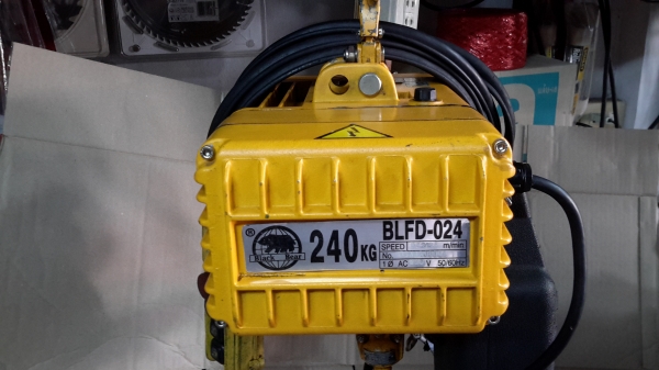 รอกโซ่ไฟฟ้า Black Bear กำลังยก 240kg ไฟ 220v รอกโซ่ไฟฟ้า Black Bear กำลังยก 240kg ไฟ 220v