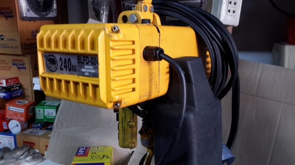 รอกโซ่ไฟฟ้า Black Bear กำลังยก 240kg ไฟ 220v รอกโซ่ไฟฟ้า Black Bear กำลังยก 240kg ไฟ 220v