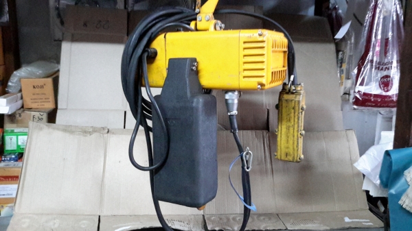 รอกโซ่ไฟฟ้า Black Bear กำลังยก 240kg ไฟ 220v รอกโซ่ไฟฟ้า Black Bear กำลังยก 240kg ไฟ 220v