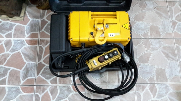 รอกโซ่ไฟฟ้า Black Bear กำลังยก 240kg ไฟ 220v รอกโซ่ไฟฟ้า Black Bear กำลังยก 240kg ไฟ 220v