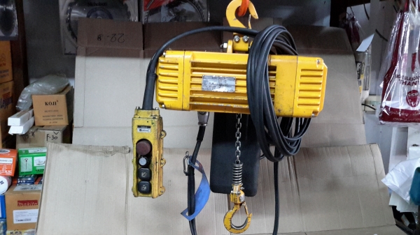 รอกโซ่ไฟฟ้า Black Bear กำลังยก 240kg ไฟ 220v รอกโซ่ไฟฟ้า Black Bear กำลังยก 240kg ไฟ 220v