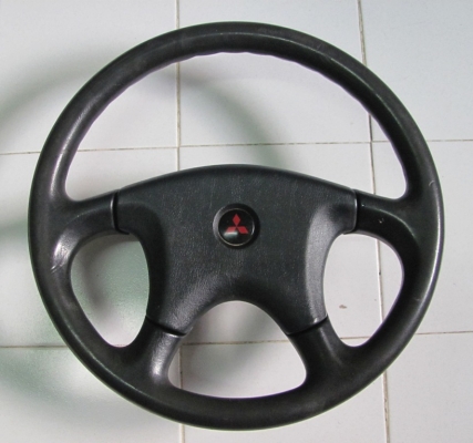 ขายพวงมาลัยเก๋งมิตซูบิชิ 4 ก้านสภาพสวย ขาย 900 บาท.รวมส่ง KERRY