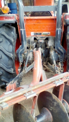 รถไถ 47 แรงอุปกร  3  อย่าง โลตารี ยีห้อตราช้าง   รถปี 54    ช.ม 700 นิดฯฯ  พร้อมลุยงาน ราคาเบา ฯ   400000 บาท ทะเบียนพร้อม   วันทูคอล 0986683479 dtac 0942839369 สิทธิ์ คับ