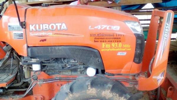 รถไถ 47 แรงอุปกร  3  อย่าง โลตารี ยีห้อตราช้าง   รถปี 54    ช.ม 700 นิดฯฯ  พร้อมลุยงาน ราคาเบา ฯ   400000 บาท ทะเบียนพร้อม   วันทูคอล 0986683479 dtac 0942839369 สิทธิ์ คับ