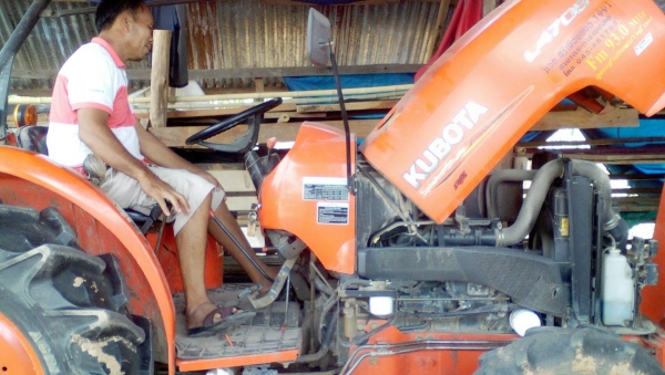 รถไถ 47 แรงอุปกร  3  อย่าง โลตารี ยีห้อตราช้าง   รถปี 54    ช.ม 700 นิดฯฯ  พร้อมลุยงาน ราคาเบา ฯ   400000 บาท ทะเบียนพร้อม   วันทูคอล 0986683479 dtac 0942839369 สิทธิ์ คับ