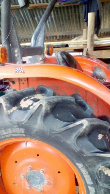 รถไถ 47 แรงอุปกร  3  อย่าง โลตารี ยีห้อตราช้าง   รถปี 54    ช.ม 700 นิดฯฯ  พร้อมลุยงาน ราคาเบา ฯ   400000 บาท ทะเบียนพร้อม   วันทูคอล 0986683479 dtac 0942839369 สิทธิ์ คับ