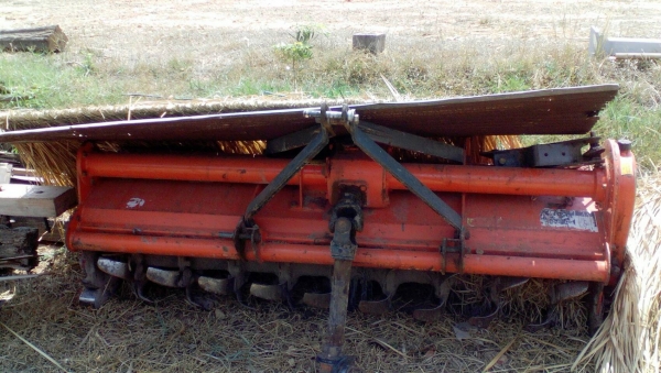 รถไถ 47 แรงอุปกร  3  อย่าง โลตารี ยีห้อตราช้าง   รถปี 54    ช.ม 700 นิดฯฯ  พร้อมลุยงาน ราคาเบา ฯ   400000 บาท ทะเบียนพร้อม   วันทูคอล 0986683479 dtac 0942839369 สิทธิ์ คับ