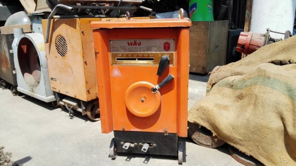 ** SOLD ** ตู้เชื่อมพลังหน้าทอง 300 Amp 220V รุ่นเก๋าเจ้าของเดิมดูแลอย่างดีเก่าเก็บใช้น้อย