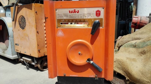 ** SOLD ** ตู้เชื่อมพลังหน้าทอง 300 Amp 220V รุ่นเก๋าเจ้าของเดิมดูแลอย่างดีเก่าเก็บใช้น้อย