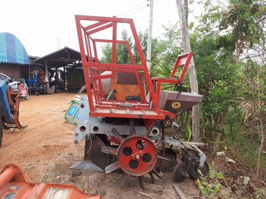 ::เครื่องปลูกอ้อย:: สำหรับติดตั้งที่รถ45แรง ใช้งานน้อย หมดงานแล้วบอกขายไม่แพง โทร. 085-6390132 กาน