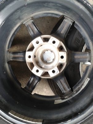 ขอบ17นิ้ว6รู พร้อมยาง ชุดนี้ ราคา 7700 บาท