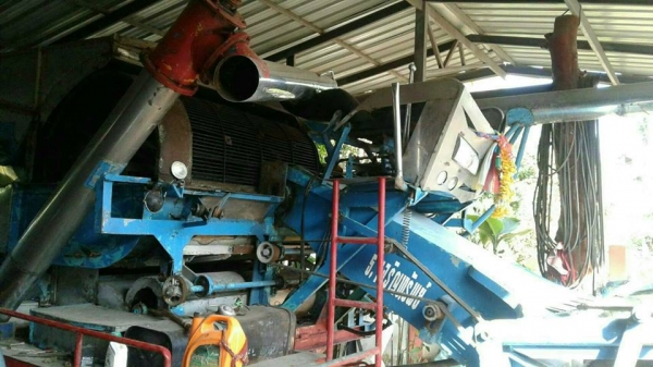 ขายรถเกี่ยวข้าว ไทยเจริญเครื่อง230เทอร์โบว์ ช่วงล่าง10เพลาใหญ่ ปั๊ม23อุ้ม2.5ตัน สภาพพร้อมใช้งาน