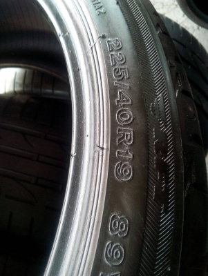 225/40R19 คู่หน้า 255/35R19 คู่หลัง BRIDGESTONE POTENZA S001 ปี13 ชุด 4 เส้น โทร.063-286-3551,081-427-3941 ตจว.ส่งได้ครับ 225/40R19 คู่หน้า 255/35R19 คู่หลัง BRIDGESTONE POTENZA S001 ปี13 ชุด 4 เส้น โทร.063-286-3551,081-427-3941 ตจว.ส่งได้ครับ
