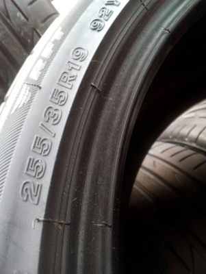 225/40R19 คู่หน้า 255/35R19 คู่หลัง BRIDGESTONE POTENZA S001 ปี13 ชุด 4 เส้น โทร.063-286-3551,081-427-3941 ตจว.ส่งได้ครับ 225/40R19 คู่หน้า 255/35R19 คู่หลัง BRIDGESTONE POTENZA S001 ปี13 ชุด 4 เส้น โทร.063-286-3551,081-427-3941 ตจว.ส่งได้ครับ