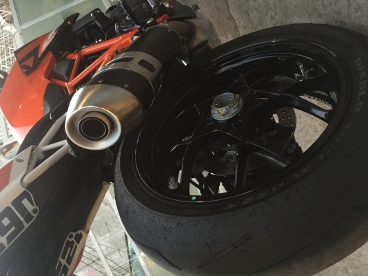 ขาย Ktm 1290 SuperDuke 2015 รถสวยกริ๊ปๆทั้งคัน ออกศูนย์พร้อมทะเบียนคู่มือกุญแจ3ดอกครบๆขายเงินสดเท่านั้น ราคา 550,000 บาท ขอขายราคานี้เน้นนะครับรถสวยแต่จัดไฟแน้นไม่ได้ครับคันนี้ อยากได้รถสวยเครื่องดีๆสดๆเหมือนรถพึ่งออกจากโชว์รูมราคาเร้าใจคันนี้เลย  โทร. 08