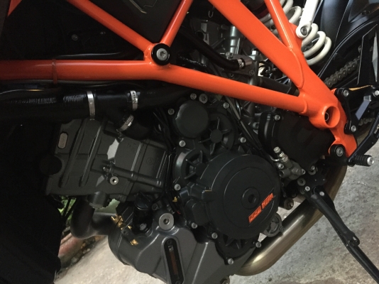 ขาย Ktm 1290 SuperDuke 2015 รถสวยกริ๊ปๆทั้งคัน ออกศูนย์พร้อมทะเบียนคู่มือกุญแจ3ดอกครบๆขายเงินสดเท่านั้น ราคา 550,000 บาท ขอขายราคานี้เน้นนะครับรถสวยแต่จัดไฟแน้นไม่ได้ครับคันนี้ อยากได้รถสวยเครื่องดีๆสดๆเหมือนรถพึ่งออกจากโชว์รูมราคาเร้าใจคันนี้เลย  โทร. 08