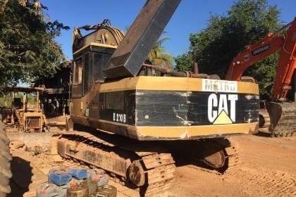 CATTERPILAR E200B ราคา  355,000 บาท เครืองดี ปั้มดี โช่พอใช้ เอกสารเล่มทะเบียน  รถอยู่ จ.สกลนคร  โทร&amp;ไอดีไลน์ 0610710295