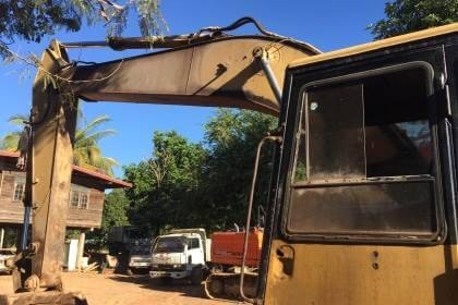 CATTERPILAR E200B ราคา  355,000 บาท เครืองดี ปั้มดี โช่พอใช้ เอกสารเล่มทะเบียน  รถอยู่ จ.สกลนคร  โทร&amp;ไอดีไลน์ 0610710295