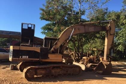 CATTERPILAR E200B ราคา  355,000 บาท เครืองดี ปั้มดี โช่พอใช้ เอกสารเล่มทะเบียน  รถอยู่ จ.สกลนคร  โทร&amp;ไอดีไลน์ 0610710295