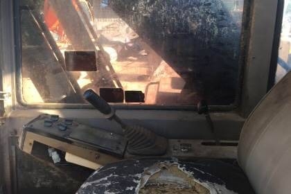 CATTERPILAR E200B ราคา  355,000 บาท เครืองดี ปั้มดี โช่พอใช้ เอกสารเล่มทะเบียน  รถอยู่ จ.สกลนคร  โทร&amp;ไอดีไลน์ 0610710295