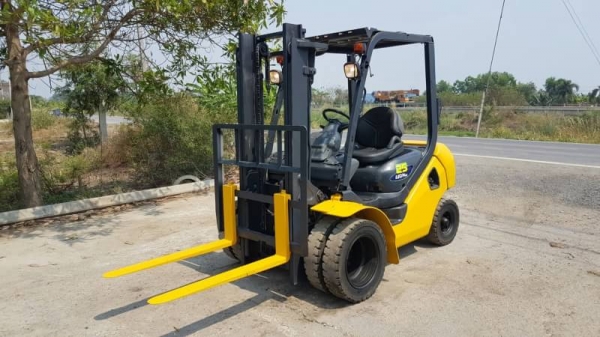 ขายด่วนรถยกดีเซลKOMATSU FD20-17 ยก2ตันยกสูง3เมตรเกียรออโต้ยางหน้าคู้ยางตัน6เส้นรถนอกเพื่งนำเข้ามายังไม่เคยใช้งานในเมืองไทยเลย