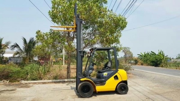 ขายด่วนรถยกดีเซลKOMATSU FD20-17 ยก2ตันยกสูง3เมตรเกียรออโต้ยางหน้าคู้ยางตัน6เส้นรถนอกเพื่งนำเข้ามายังไม่เคยใช้งานในเมืองไทยเลย