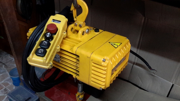 มีหลายตัวครับ รอกโซ่ไฟฟ้า Black Bear ( ตราหมี )กำลังยก 240kg ไฟ 220v