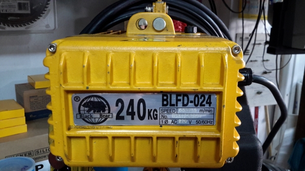 มีหลายตัวครับ รอกโซ่ไฟฟ้า Black Bear ( ตราหมี )กำลังยก 240kg ไฟ 220v มีหลายตัวครับ รอกโซ่ไฟฟ้า Black Bear ( ตราหมี )กำลังยก 240kg ไฟ 220v
