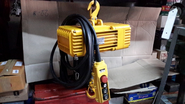 มีหลายตัวครับ รอกโซ่ไฟฟ้า Black Bear ( ตราหมี )กำลังยก 240kg ไฟ 220v มีหลายตัวครับ รอกโซ่ไฟฟ้า Black Bear ( ตราหมี )กำลังยก 240kg ไฟ 220v