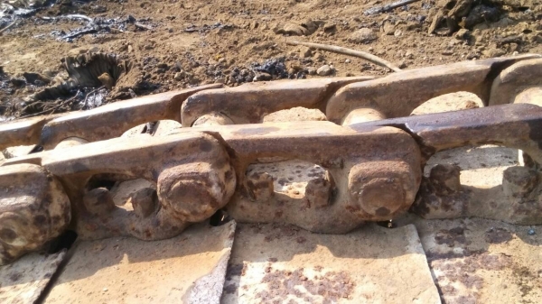 ขายโซ่ รถแทรกเตอร์ โคมัสสุ D-50 ใส่แผ่นแมคโคมา เอาแต่โซ่ก็ได้ ตัดให้ครับและลอนเลอร์ ด้วยครับสภาพตามรูป