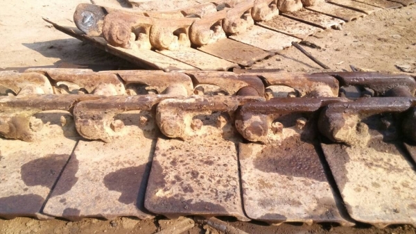 ขายโซ่ รถแทรกเตอร์ โคมัสสุ D-50 ใส่แผ่นแมคโคมา เอาแต่โซ่ก็ได้ ตัดให้ครับและลอนเลอร์ ด้วยครับสภาพตามรูป