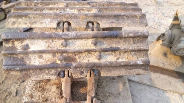 ขายโซ่ รถแทรกเตอร์ โคมัสสุ D-50 ใส่แผ่นแมคโคมา เอาแต่โซ่ก็ได้ ตัดให้ครับและลอนเลอร์ ด้วยครับสภาพตามรูป