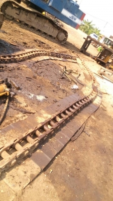 ขายโซ่ รถแทรกเตอร์ โคมัสสุ D-50 ใส่แผ่นแมคโคมา เอาแต่โซ่ก็ได้ ตัดให้ครับและลอนเลอร์ ด้วยครับสภาพตามรูป