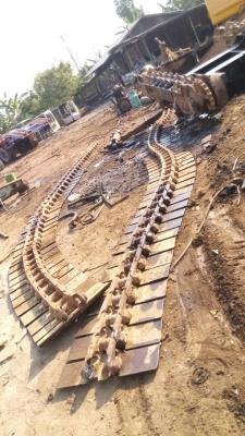 ขายโซ่ รถแทรกเตอร์ โคมัสสุ D-50 ใส่แผ่นแมคโคมา เอาแต่โซ่ก็ได้ ตัดให้ครับและลอนเลอร์ ด้วยครับสภาพตามรูป