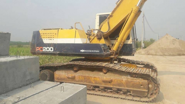 ขายรถขุดแบ็คโฮ KOMATSU PC200-5 รถสมบรูณ์มาก ช่วงล่างเต็ม ไฟฟ้าครบ เอกสารอินวอย 690,000บ. สนใจ 0835601591 หรือ 0903494058