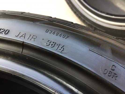 ยาง Dunlop 275-40-18 ปี 14 made in Germany 2เส้น 3000  สภาพสวยๆไม่บวมไม่กินข้าง ดอกยางเหลือเยอะเอาไปวิ่งกันใด้อีกยาวค่ะ