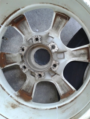 ขอบ17นิ้ว6รู พร้อมยาง ชุดนี้ ราคา 6900 บาท