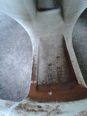 ขอบ17นิ้ว6รู พร้อมยาง ชุดนี้ ราคา 6900 บาท