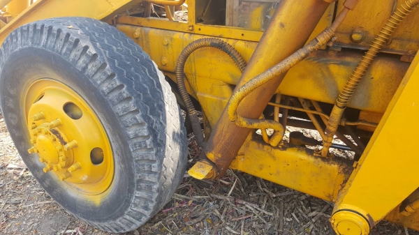 ขาย รถตัก KOMATSU SD20 เครื่องแน่น รถใช้งานได้ดี ต่อแขนเรียบร้อย ตักขึ้น 10 ล้อได้สบายครับ