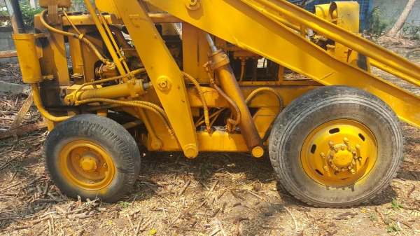 ขาย รถตัก KOMATSU SD20 เครื่องแน่น รถใช้งานได้ดี ต่อแขนเรียบร้อย ตักขึ้น 10 ล้อได้สบายครับ
